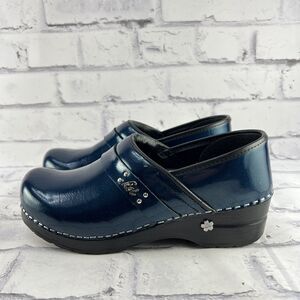 Sanita Koi Lindsey Blue Patent Leather Clogs Womens 38 (US 6.5 - 7) Nursing